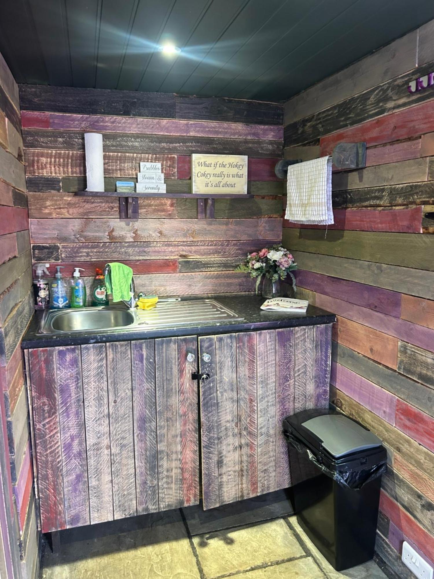 Rhodes To Serenity - Waterfall Shepherds Hut Cauldon Εξωτερικό φωτογραφία
