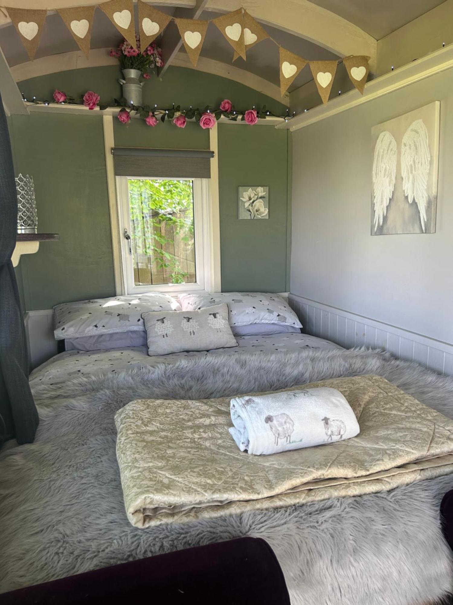 Rhodes To Serenity - Waterfall Shepherds Hut Cauldon Εξωτερικό φωτογραφία